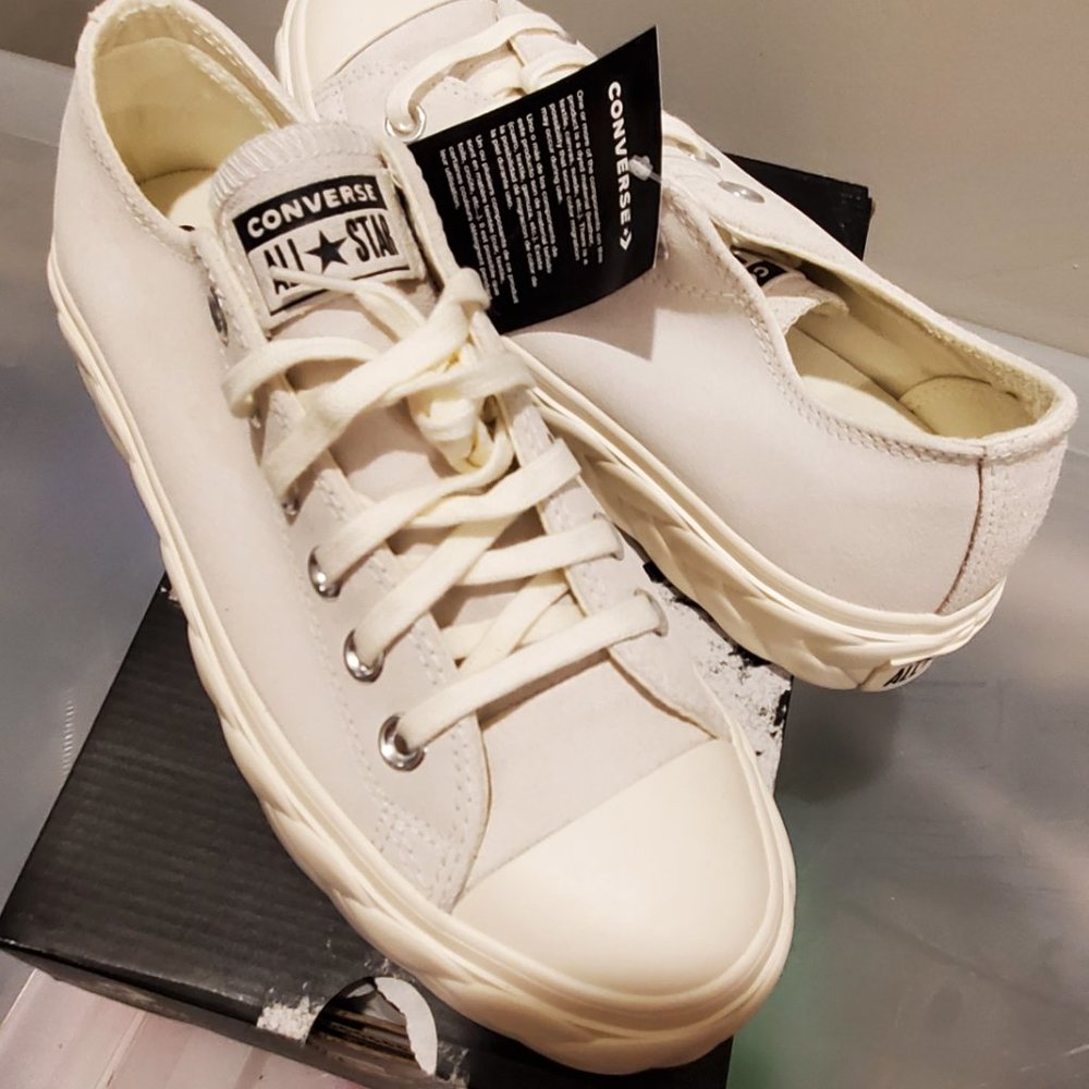 BRAND NEW IN BOX - Picture 2 of 3